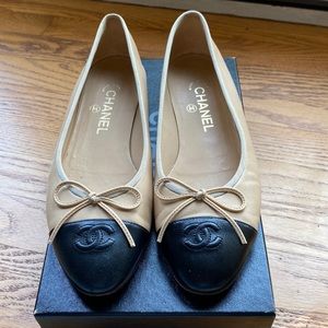 Chanel two tone nude and black ballet flats size 38.5